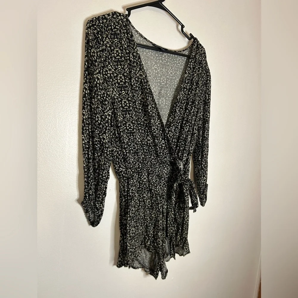 American Eagle Outfitters Black V Neck Vouse - Picture 4 of 5
